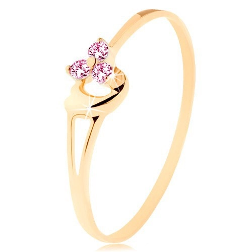 Prsten ze žlutého 14K zlata - tři růžové zirkonky, asymetrické vypouklé srdce - Velikost: 63