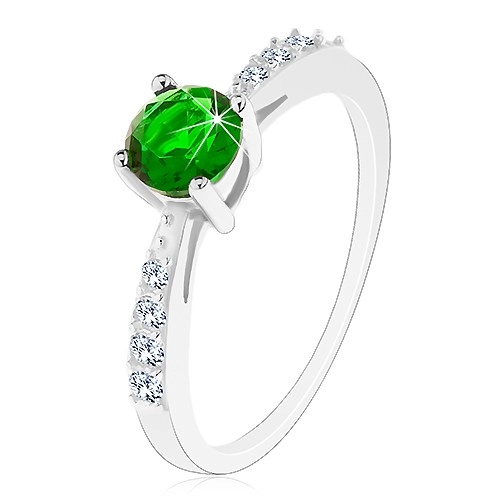 Stříbrný 925 prsten, lesklá ramena vykládaná čirými zirkonky, zelený zirkon - Velikost: 52