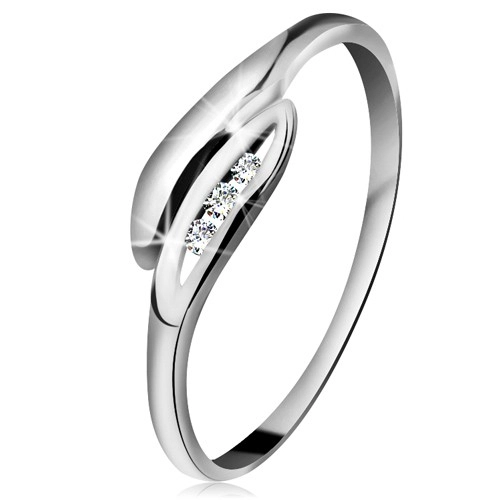 Briliantový prsten v bílém 14K zlatě - mírně zahnuté lístečky, tři čiré diamanty - Velikost: 49