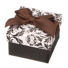 Černo-bílá krabička na šperk s ornamenty a hnědou stuhou