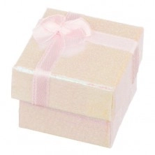 Dárková krabička na prsten v perleťové růžové barvě s mašlí