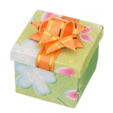 Krabička na dárek - kostka s různobarevným motivem a mašlí