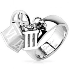 Ocelový prsten s přívěskem kostky, obruče, římské číslice tři  