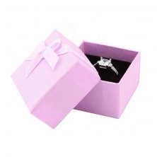 Matná růžová krabička na prsten převázaná stuhou