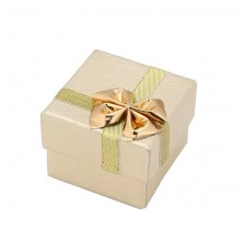 Zlatá dárková krabička na prsten - vzorovaný povrch, mašle, stuha