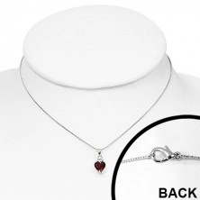 Kovový náhrdelník s řetízkem a červeným srdcovým zirkonem