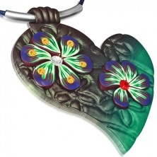 Náhrdelník z FIMO hmoty - modrá šňůrka, zelené srdce a květy