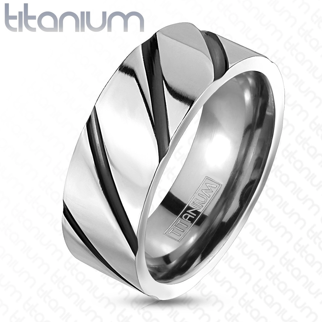Prsten z titanu - lesklý stříbrný pás, černé šikmé pruhy - Velikost: 59