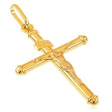 Přívěsek ve žlutém 14K zlatě - Ježíš Kristus na kříži, lesklý latinský kříž