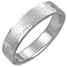 Ocelový prsten s matným středovým pásem a hvězdami