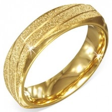 Hranatý ocelový prstýnek zlaté barvy, pískovaný se šikmými zářezy