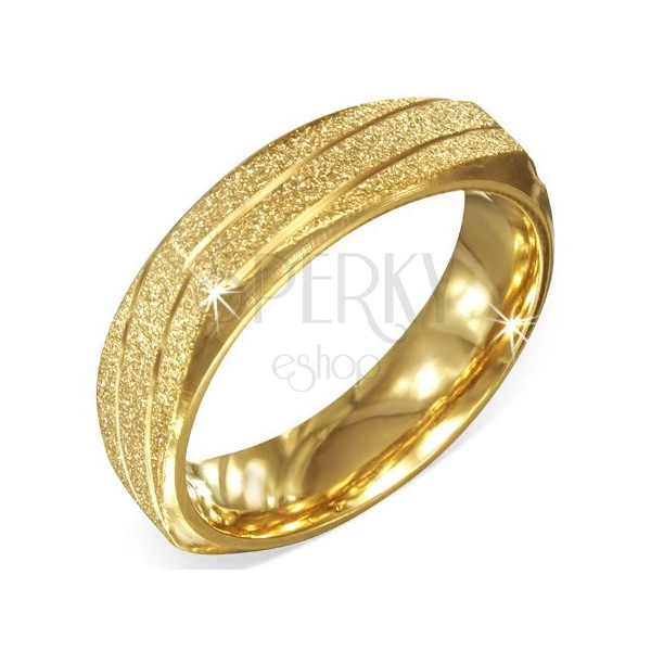 Hranatý ocelový prstýnek zlaté barvy, pískovaný se šikmými zářezy