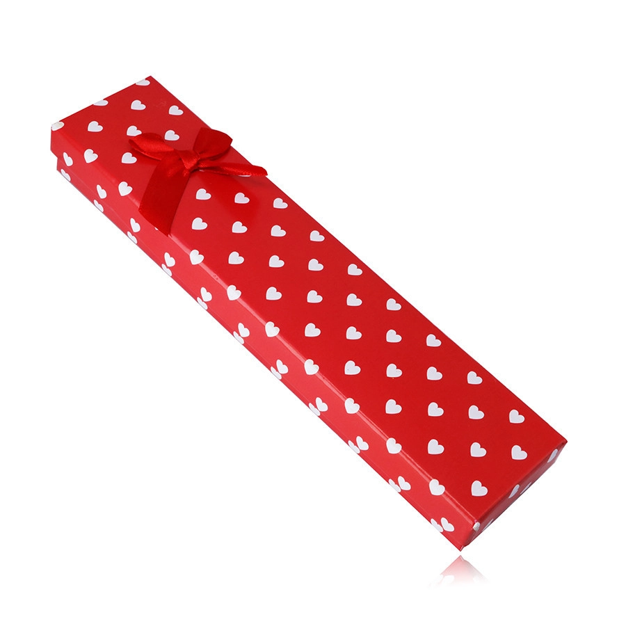 Levně Červená dárková krabička na řetízek nebo náramek - bílá srdíčka, červená ozdobná mašle