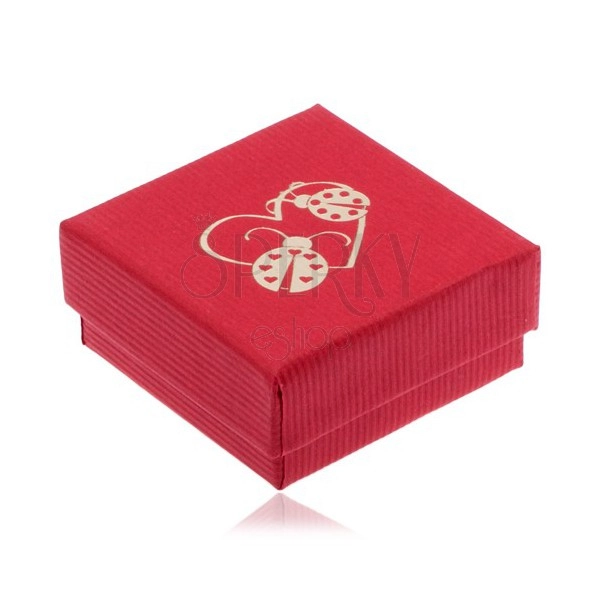 Červená krabička na náušnice, zlatý obrys srdce a dvě berušky