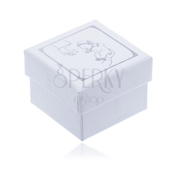 Vroubkovaná bílá dárková krabička, motiv křtu stříbrné barvy