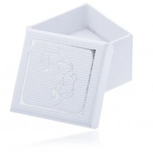 Vroubkovaná bílá dárková krabička, motiv křtu stříbrné barvy