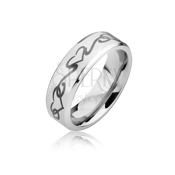 Matný ocelový prsten se zkosenými hranami, obrys srdce a zvlněná linie