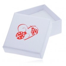 Bílá vroubkovaná krabička na šperk, červený obrys srdce a dvě berušky