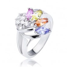 Lesklý prsten stříbrné barvy, vějíř z barevných a čirých zirkonů