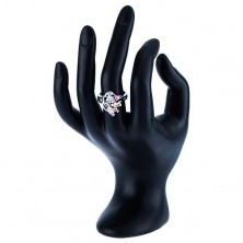 Lesklý prsten stříbrné barvy, vějíř z barevných a čirých zirkonů