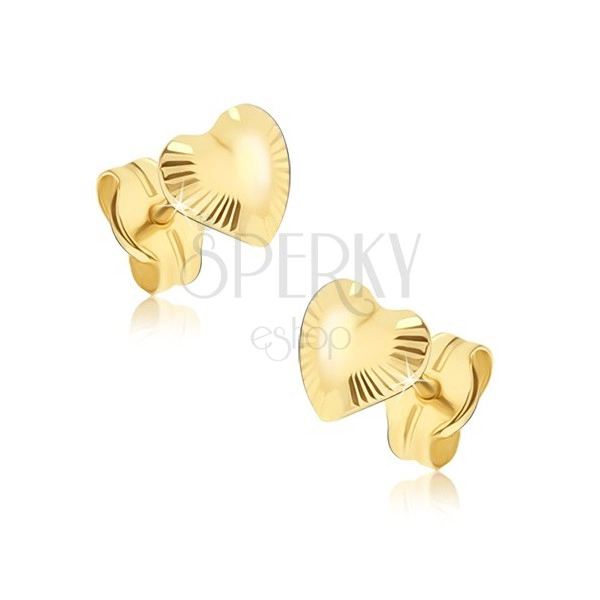 Blyštivé zlaté náušnice 585 - nepravidelná srdíčka, paprskovité rýhování
