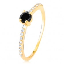 Prsten ve žlutém 14K zlatě - vybroušený černý kamínek, malé čiré zirkony