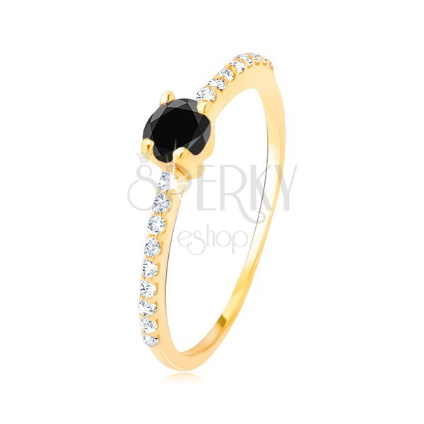 Prsten ve žlutém 14K zlatě - vybroušený černý kamínek, malé čiré zirkony