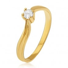 Zlatý prsten 585 - lesklá zvlněná ramena, prohlubeň, čirý kamínek