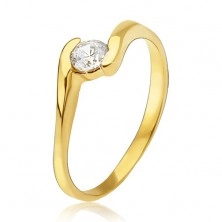 Zlatý prsten 585 - čirý zirkon uchopený mezi konci ramen prstenu
