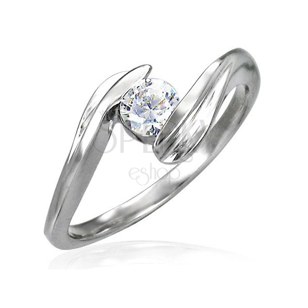 Snubní prsten se zirkonem uchyceným mezi konci prstenu