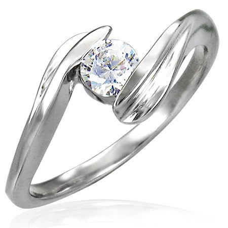 Snubní prsten se zirkonem uchyceným mezi konci prstenu - Velikost: 50