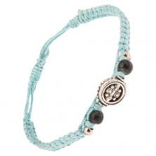 Světle modrý šňůrkový pletenec, kruhová známka s ornamentem, korálky