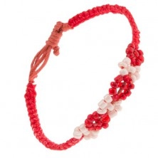 Náramek z červených šňůrek, červené a perleťové korálky