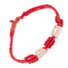Červený šňůrkový náramek - hustě spletený, červené a bílé korálky