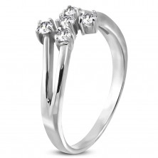 Ocelový prsteň stříbrné barvy s pěti čirými zirkony