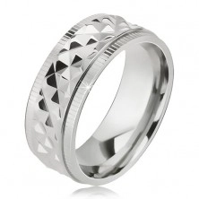 Lesklý ocelový prsten, kosočtvercový vzor, zářezy u okrajů