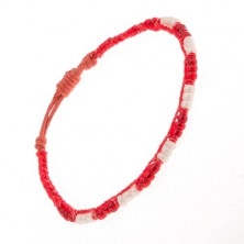 Náramek z červených šňůrek, korálkové linie bílé a červené barvy