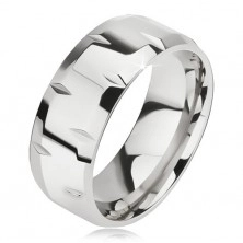 Lesklý ocelový prsten, drobné zářezy, zkosené okraje