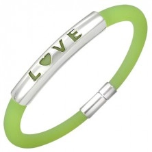 Pryžový náramek v zeleném odstínu - kovová známka s nápisem LOVE