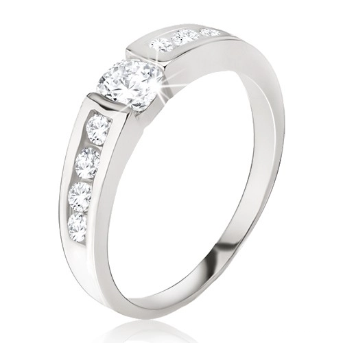 Stříbrný prsten 925 - čirý zirkon v kotlíku, drobné kamínky na ramenech - Velikost: 65