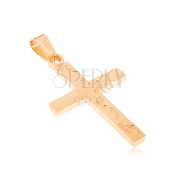 Ocelový přívěsek zlaté barvy, kříž s gravírovanými otisky nohou