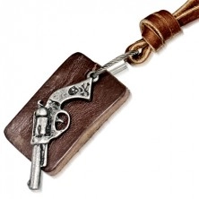 Kožený náhrdelník - kávově hnědý pruh, obdélníková známka, revolver