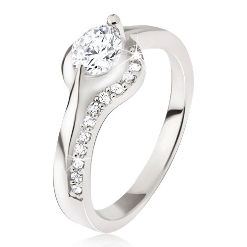 Stříbrný prsten, okrouhlý čirý kamínek, zaoblená ramena, zirkonky - Velikost: 66