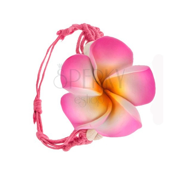 Zářivě růžový pletený náramek ze šňůrek, květ a dvě lastury