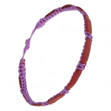 Pletený fialový náramek ze šňůrek, karamelový pás kůže na povrchu