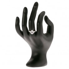 Prsten s čirým zirkonovým květem, kamínky v ramenech, stříbro 925