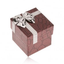 Lesklá bordó krabička na prsten, kameny, mašle stříbrné barvy