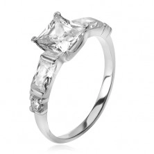Stříbrný 925 prsten, čtvercový zirkon, čtyři menší kameny v ramenech