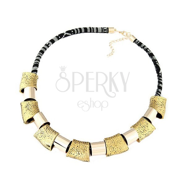 Mohutný náhrdelník - černobílá šňůrka, lesklé geometrické tvary zlaté barvy
