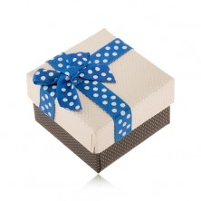 Béžovo-hnědá krabička na prsten, modrá stuha s bílými puntíky